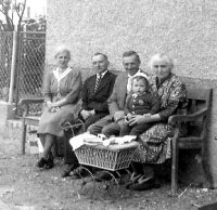Alfred Hennrichs mit Eltern vor ihrem Haus