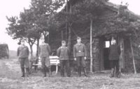 Die Soldaten vor der Flugwache v. l.: Josef Fuchs, Peter Schomisch, Josef Hänzgen, Peter Gerharz 