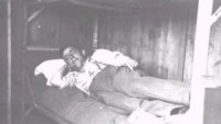 Betten in der Hütte mit Josef Hänzgen als Wachmann