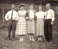 von links nach rechts: Schneidesch Albert (Albert Retterath), ein Berliner Ferienkind, Stücks Reni (Reni Shmidt), Schneidesch Anna (Anna Retterath), Schneidesch Josef (Josef Retterath)