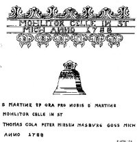 Die Übersetzung lautet: Sanct Martin bitte für uns. Herr Martin Molitor Cellerar in St. Thomas goss mich im Jahre 1788. Das Wort COLA kann ich im Moment nicht deuten. Sie war mit einem Bild des Gekreuzigten verziert, das aber Hörter nicht eingezeichnet hat. Die Glocke wiegt ca. 60 kg und hat einen unteren Außendurchmesser von 45 cm.